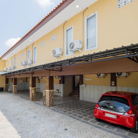 Hotel Reddoorz Syariah Near Rsud Dr Iskak Tulungagung à Kedungwaru Extérieur photo