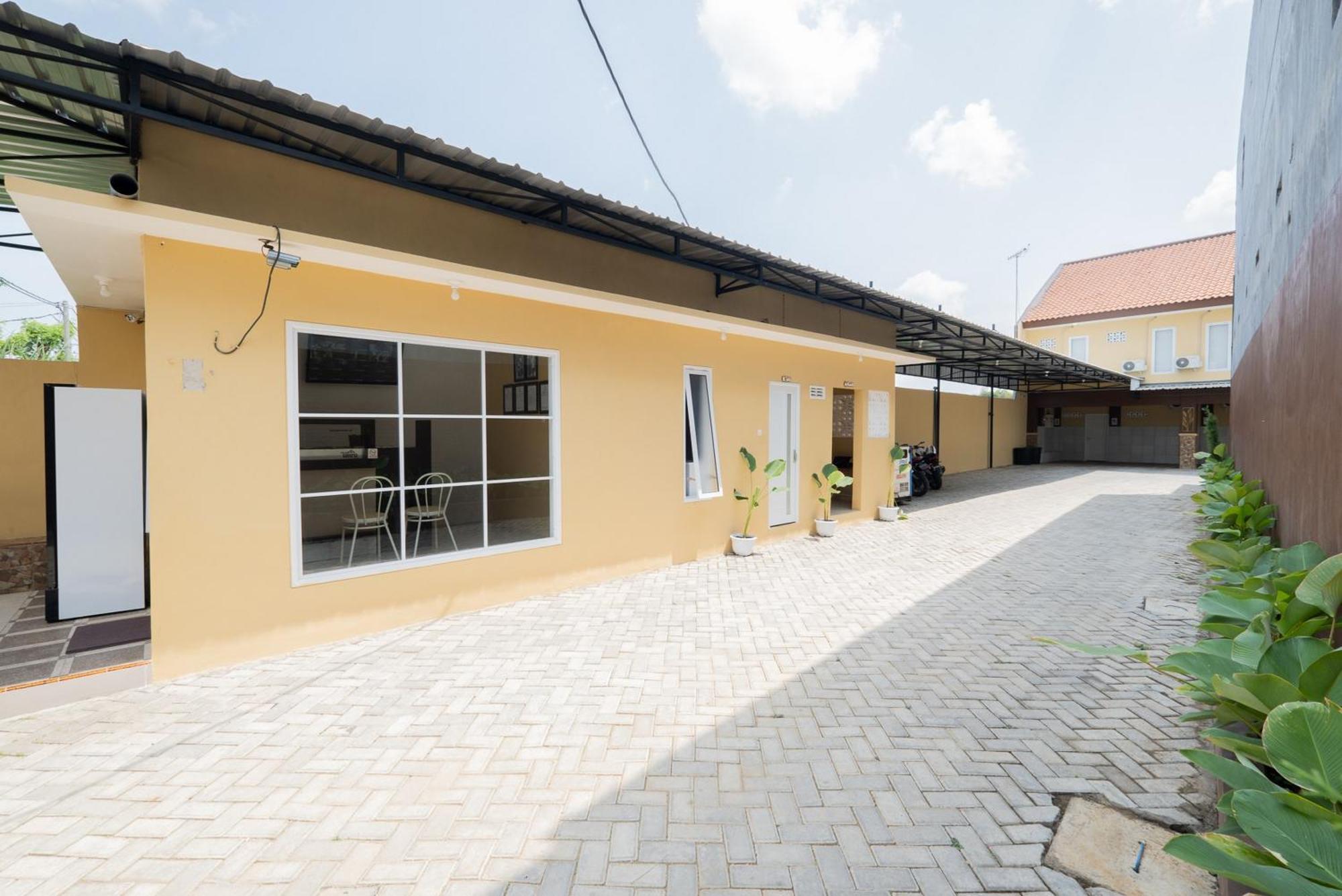 Hotel Reddoorz Syariah Near Rsud Dr Iskak Tulungagung à Kedungwaru Extérieur photo