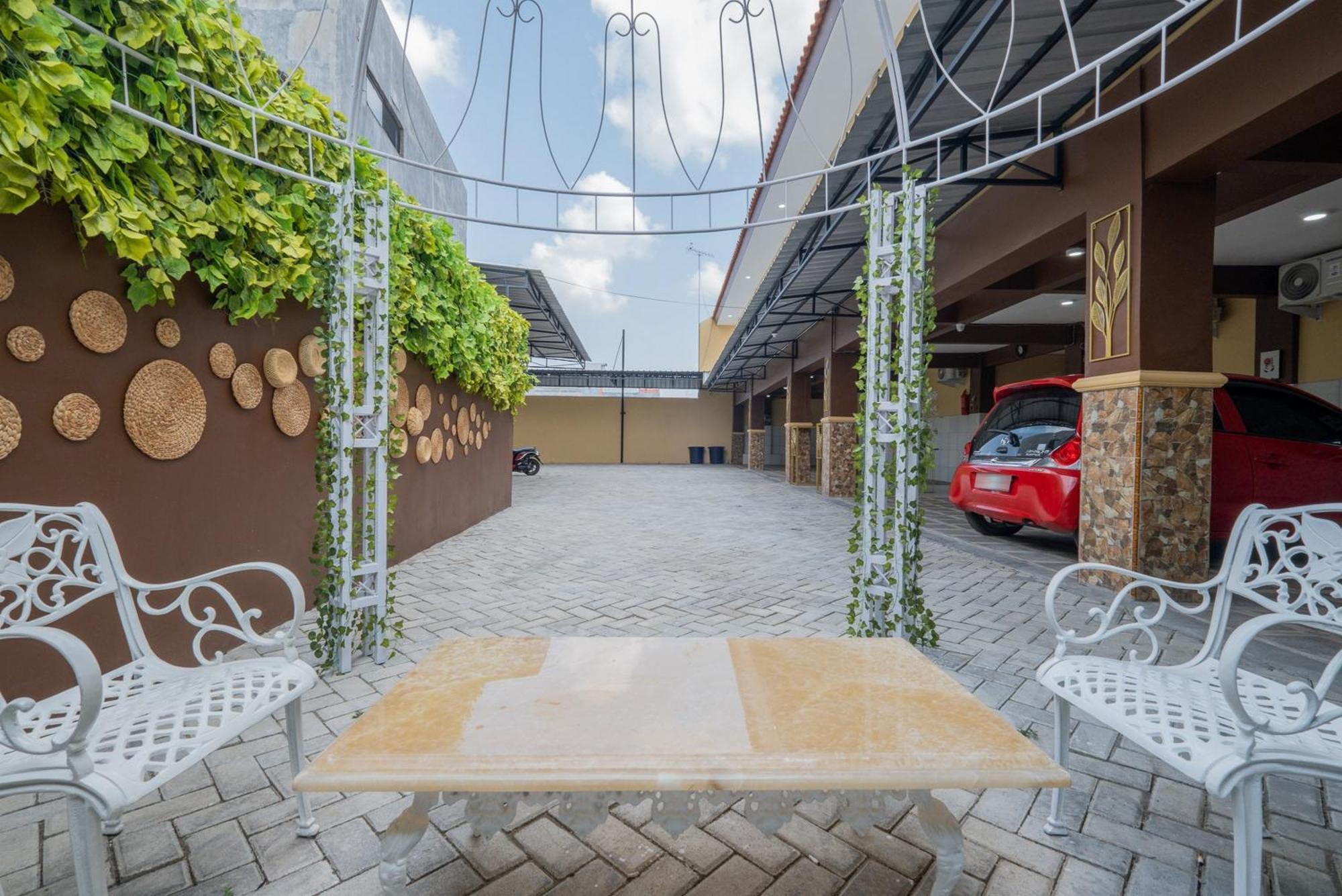 Hotel Reddoorz Syariah Near Rsud Dr Iskak Tulungagung à Kedungwaru Extérieur photo