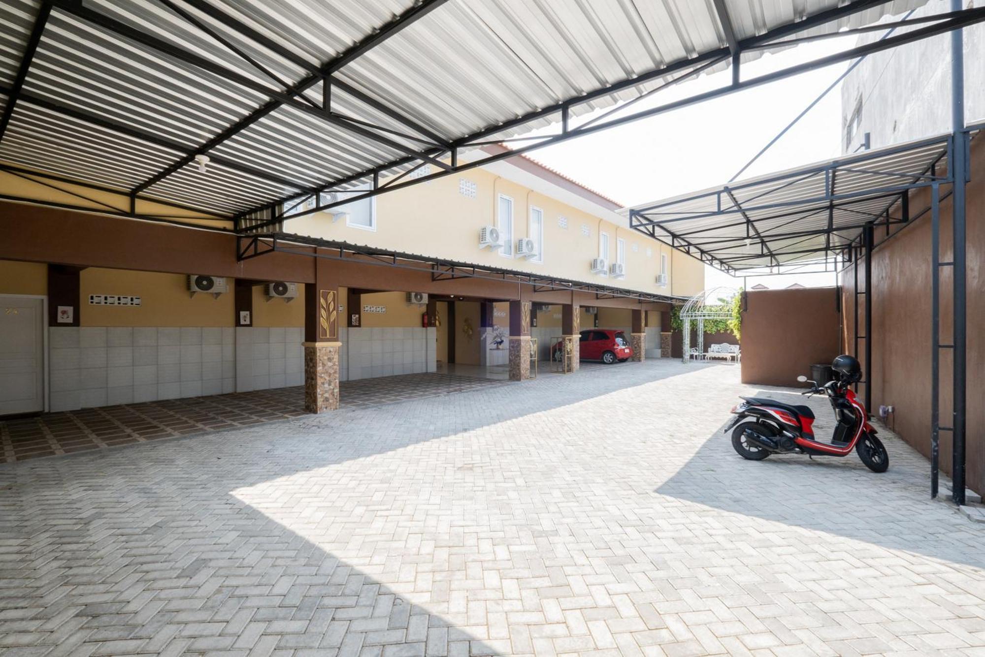 Hotel Reddoorz Syariah Near Rsud Dr Iskak Tulungagung à Kedungwaru Extérieur photo